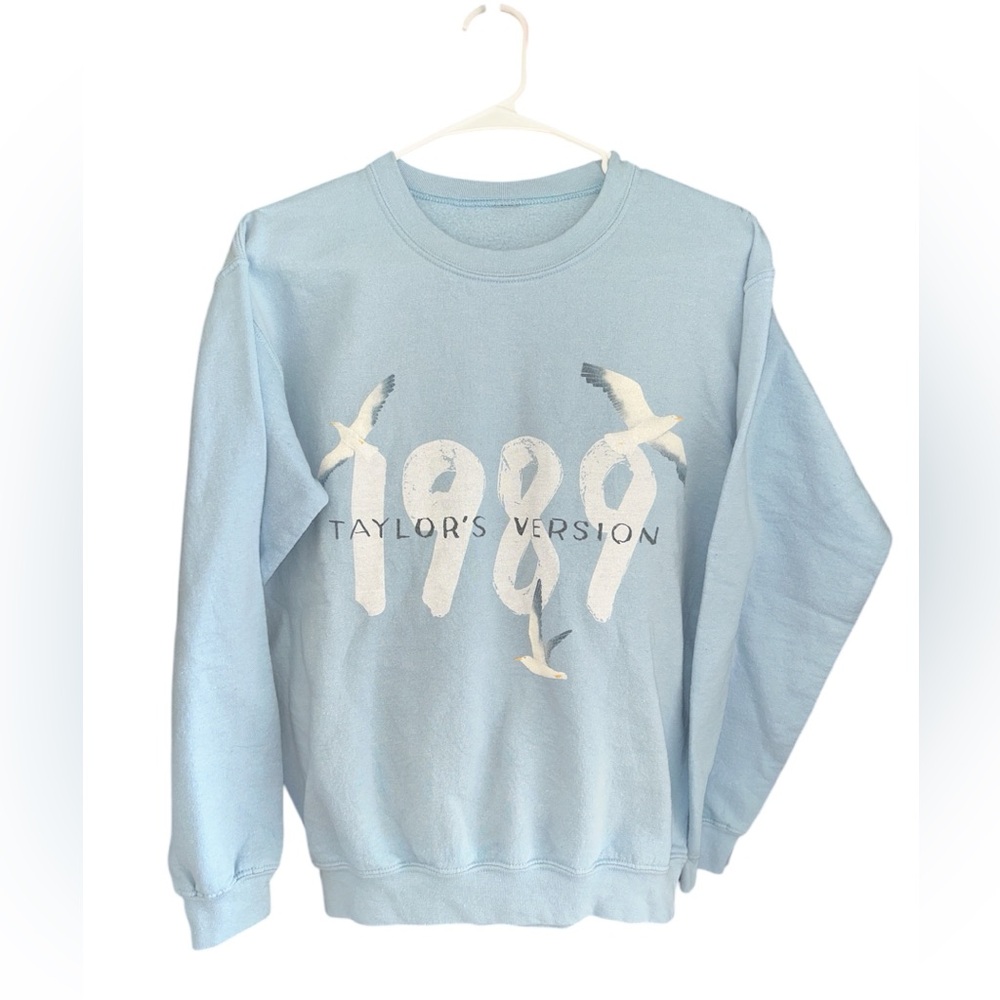 Taylor’s Version Light Blue 1989 Graphic Sweatshirt Size Medium - Picture 2 of 5